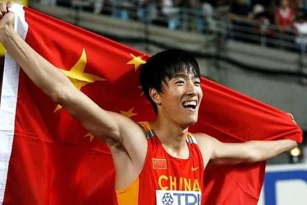 包含破纪录时刻：球场上不断打破历史的瞬间的词条