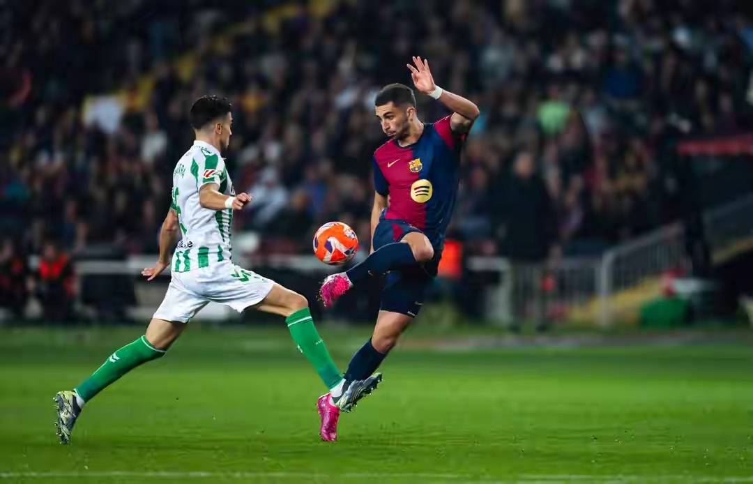 西甲巅峰碰撞：皇马客场战平巴萨，争冠形势依旧胶着的简单介绍