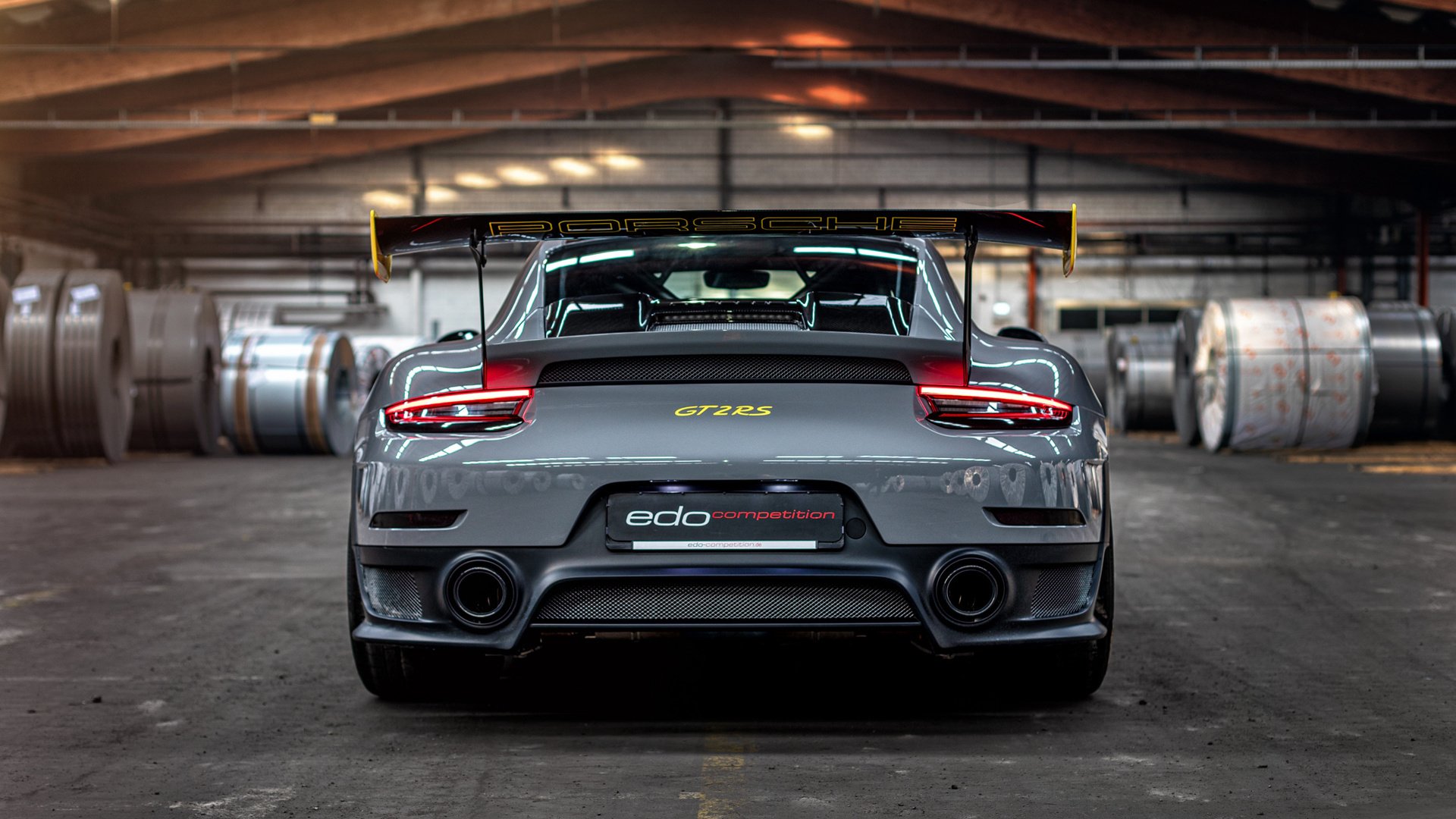 “简阳文体中心：羽毛球赛成为观众的新宠，选手技巧惊艳四座”