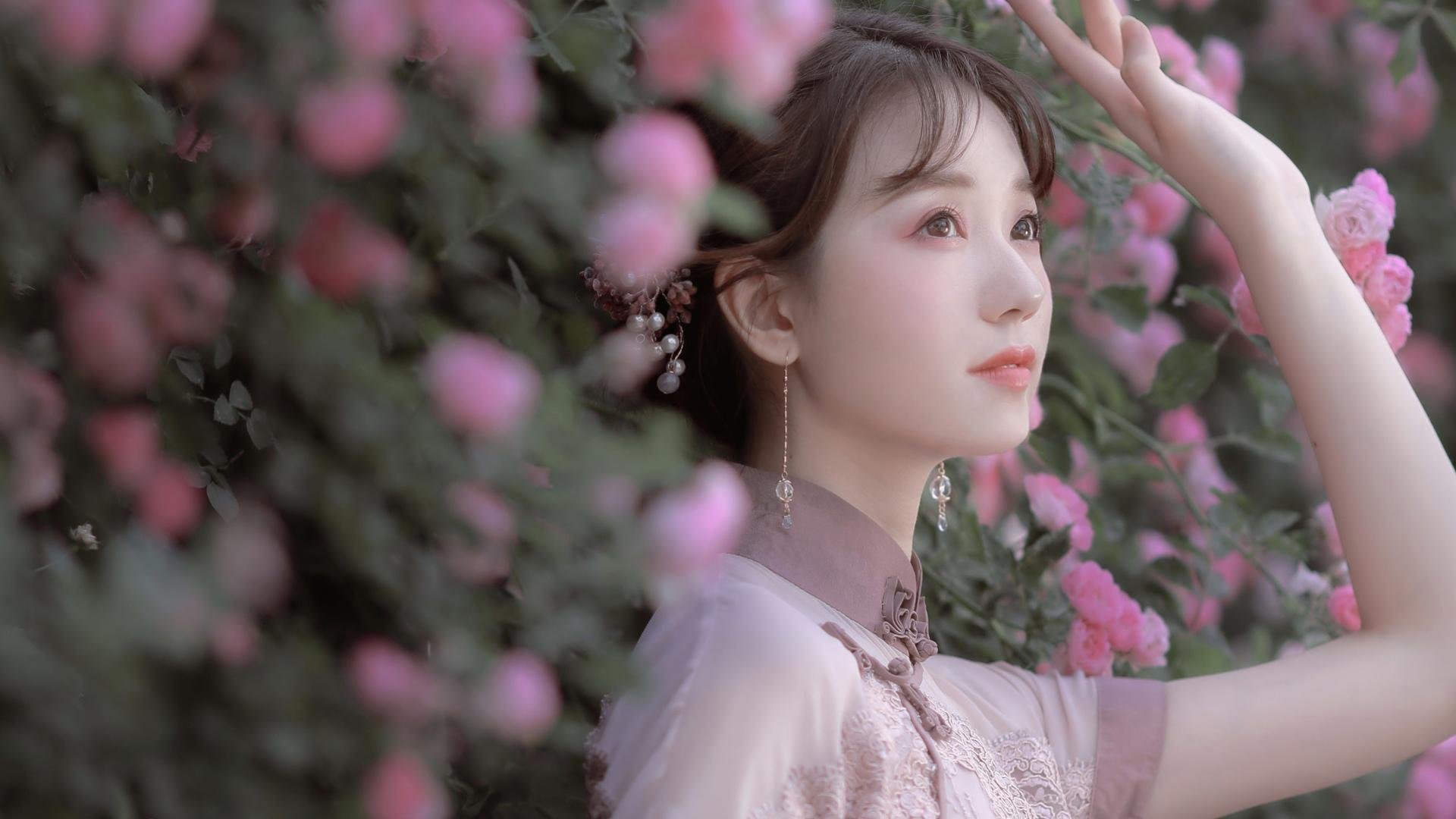 滑雪公开赛专业组选手挑战高难度动作，滑雪竞赛